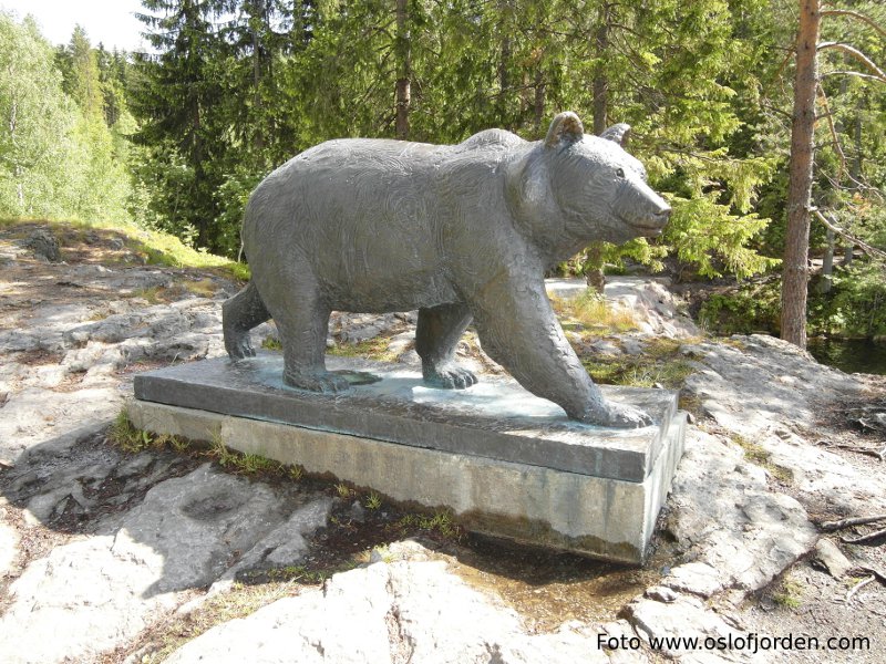 Bjørn i skogen ved Østernvann badeplas