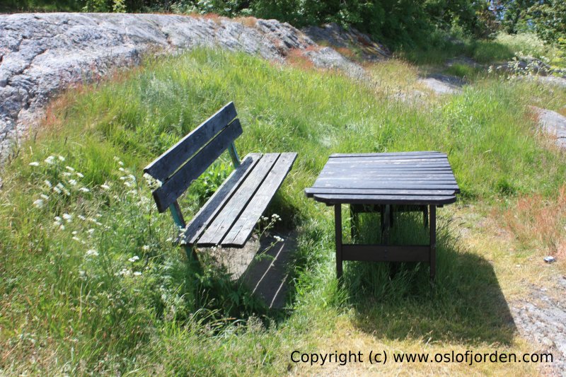 Benker på Tollerstranda