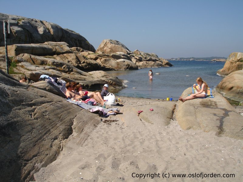 Mostranda badeplass liten sandstrand