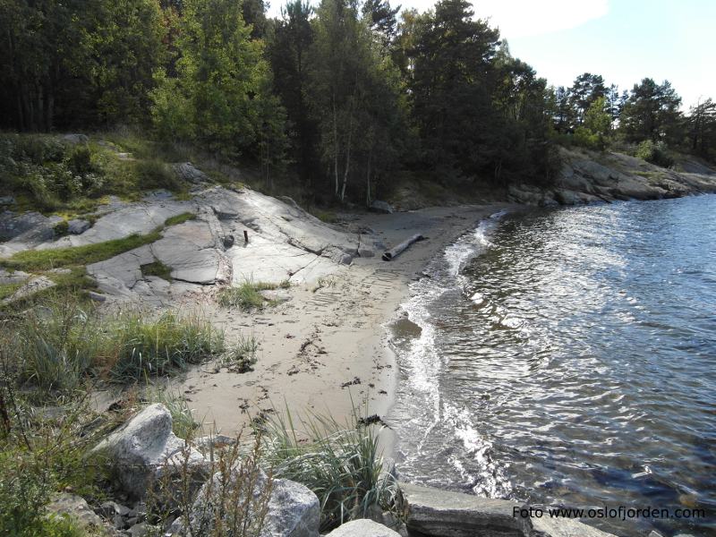 liten sandstrand Emmerstadbukta badeplass